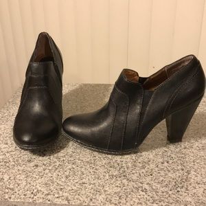 Black bootie shoe